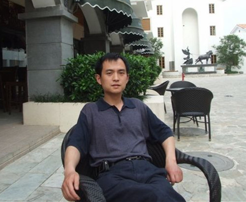 张建军，毕业于河南财经政法大学投资经济管理专业，本科学历，获武汉理工大学产业经济学硕士学位。电子商务专业省级骨干教师，数年来深入探索和研究电子商务专业的发展，获高级电子商务师证书，对电子商务、网络营销、广告策划、网店经营等教学领域有独特研究。本人教学理念：立足专业技能，追求全面发展；不做知识和教条的灌输者，要做开启学生智慧的引路人。